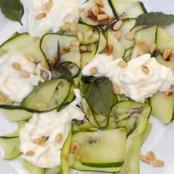 Салат с бурратой и запечёнными кабачками