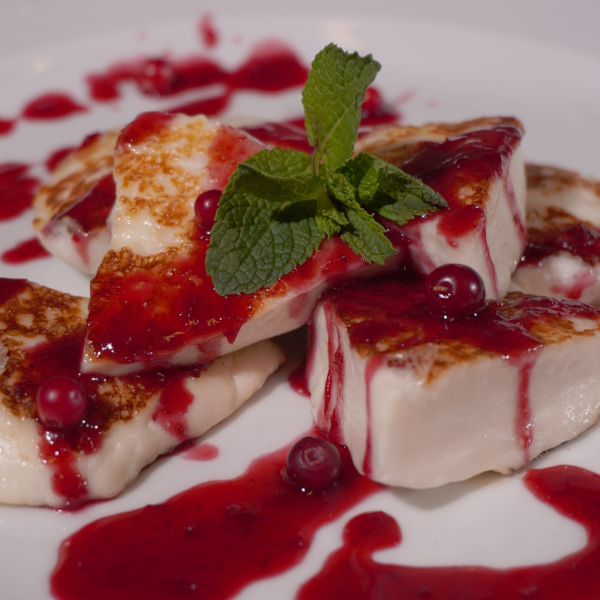 Халуми с брусничным соусом